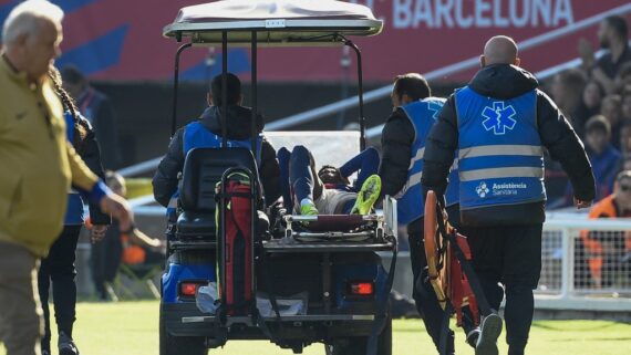 Momento em que Alejandro Balde, jogador do Barcelona, saiu de campo de maca (foto: Josep Lago/AFP)