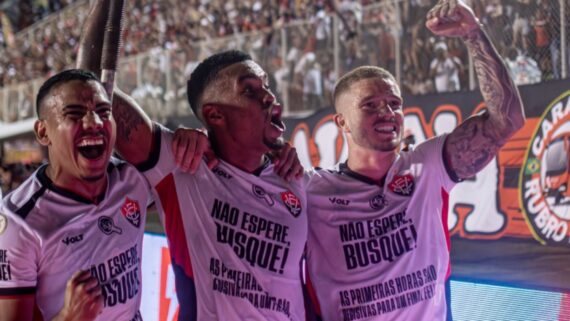 Alerrandro comemorando gol ao lado dos companheiros de Vitória (foto: Victor Ferreira/EC Vitória)