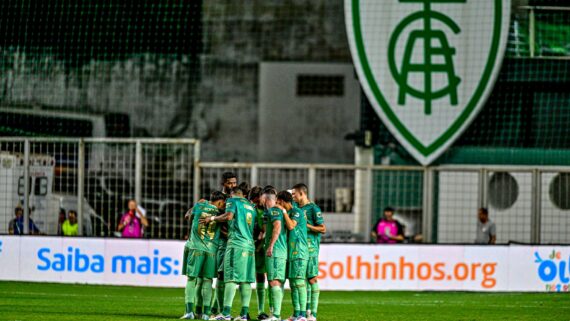 Alteração no escudo foi aplicada somente nas redes sociais em prol da campanha Novembro Azul (foto: Mourão Panda/América)