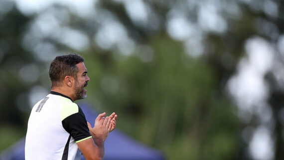 Artur Jorge, técnico, em treino do Botafogo (foto: Vitor Silva/Botafogo)