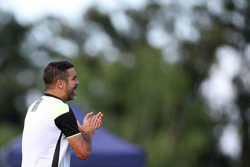 Artur Jorge, técnico, em treino do Botafogo - (foto: Vitor Silva/Botafogo)