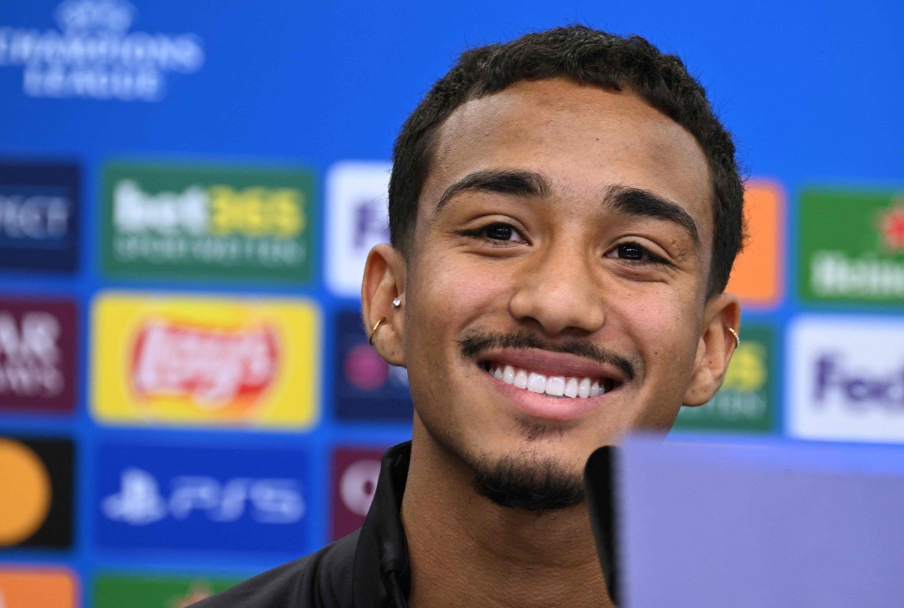 Arthur, do Bayer Leverkusen, sorri durante coletiva de imprensa (foto: FASSBENDER / AFP)