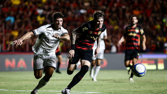 Disputa de bola em Sport x Ceará pela Série B (foto: Paulo Paiva/Sport Recife)