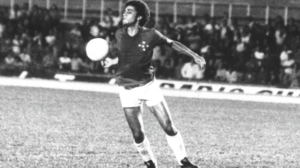 Histórico jogador do Cruzeiro na década de 1970, Roberto Batata marcou o gol da primeira vitória contra o Racing - Crédito: 