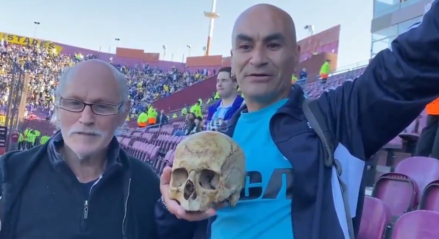 Diversos veículos de imprensa do Brasil e do exterior compartilharam a notícia com a foto de Ariel ao lado de um amigo (foto: Reprodução)