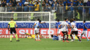 David Luiz comemorando gol (foto: Ramon Lisboa/EM/D.A.Press)