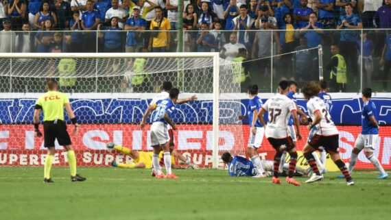 David Luiz comemorando gol (foto: Ramon Lisboa/EM/D.A.Press)