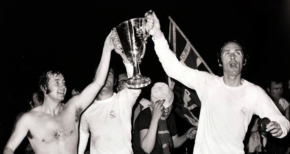 John Dempsey levanta taça da Recopa Europeia ao lado de companheiros (foto: Divulgação/Chelsea)