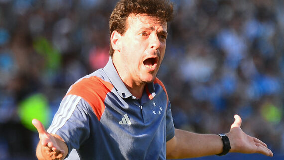 Fernando Diniz, técnico do Cruzeiro, na final da Sul-Americana (foto: Daniel Duarte / AFP)