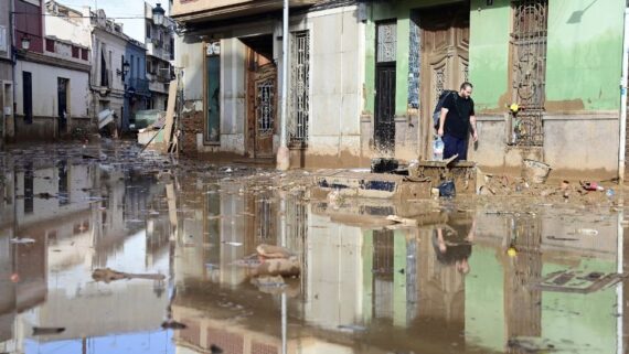 Enchentes (foto: JOSE JORDAN / AFP)