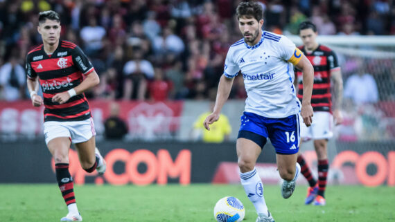 Jogadores de Cruzeiro e Flamengo em jogo no Maracanã (foto: Gustavo Aleixo/Cruzeiro)