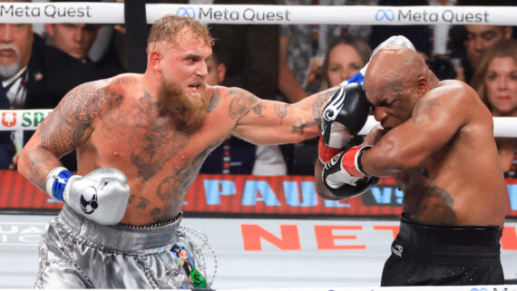 Jake Paul e Mike Tyson em luta de boxe (foto: Christian Petersen / GETTY IMAGES NORTH AMERICA / Getty Images via AF)