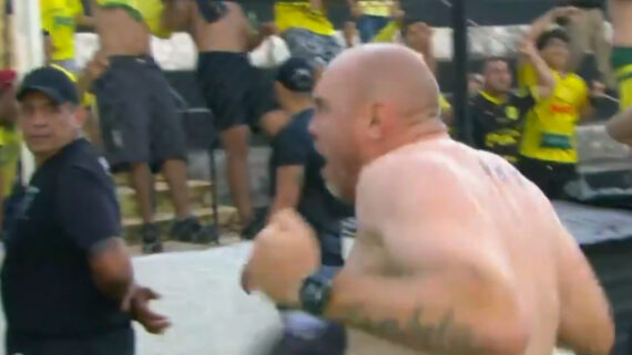 Mozart sem camisa comemorando com a torcida do Mirassol (foto: Reprodução SporTV)