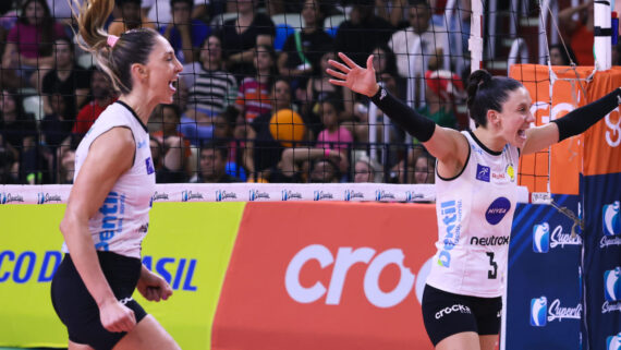 Carol Gattaz e Macris comemoraram mais uma vitória do Praia na Superliga Feminina (foto: Eduardo Maroldi)