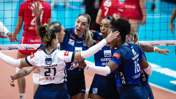 Jogadoras do Minas contra o Maringá (foto: Hedgard Moraes/Minas Tênis Clube)