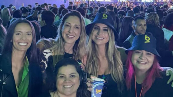 Carol Gattaz e Renata Heilborn em show de pagode (foto: Reprodução/Instagram)