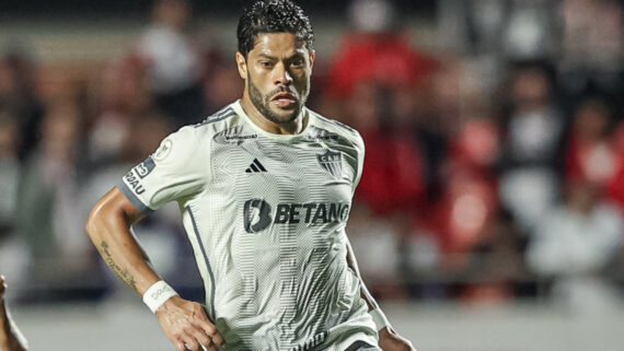 Hulk com a camisa branca do Atlético (foto: Pedro Souza / Atlético)