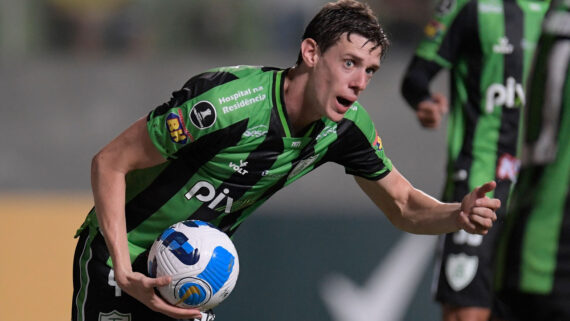 Germán Conti pelo América (foto: DOUGLAS MAGNO / AFP)