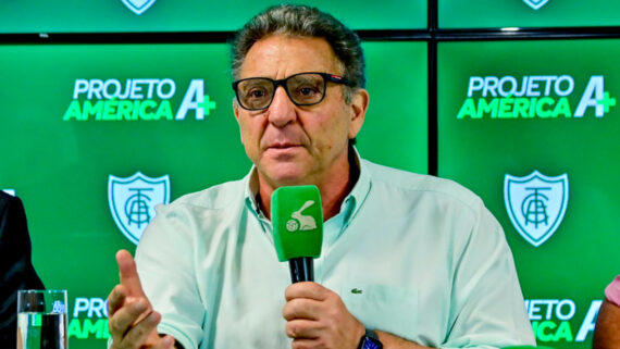 Marcus Salum em entrevista na sede do América (foto: Mourão Panda/América)