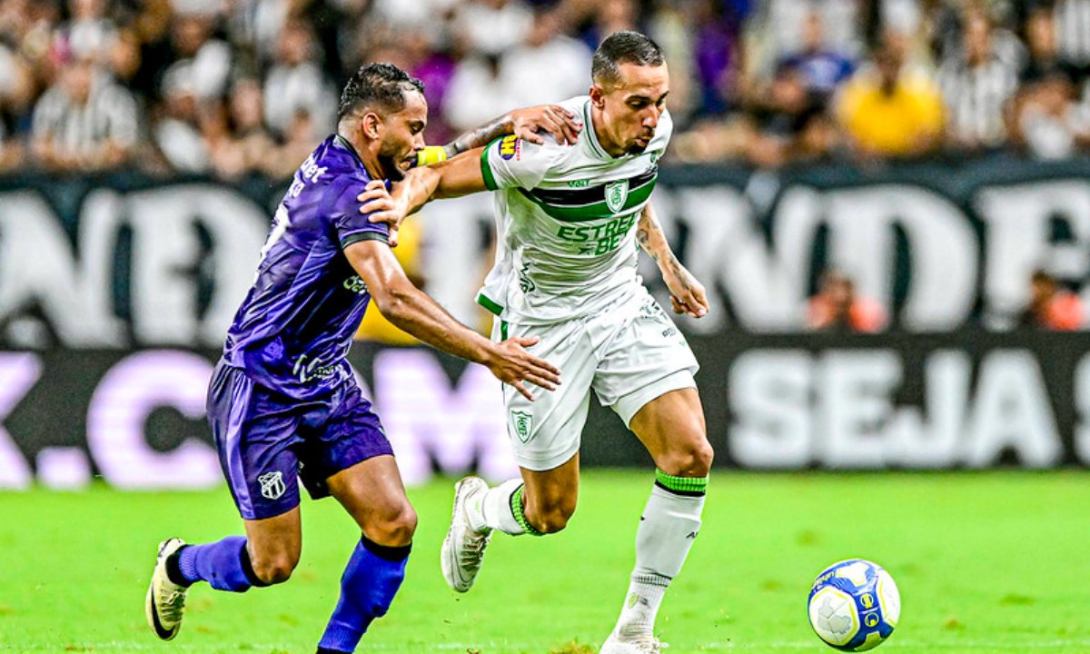 América e Ceará em jogo pela Série B (foto: Mourão Panda/América)