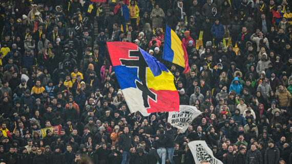 Torcida da Romênia provocou jogadores de Kosovo (foto: Daniel MIHAILESCU / AFP)