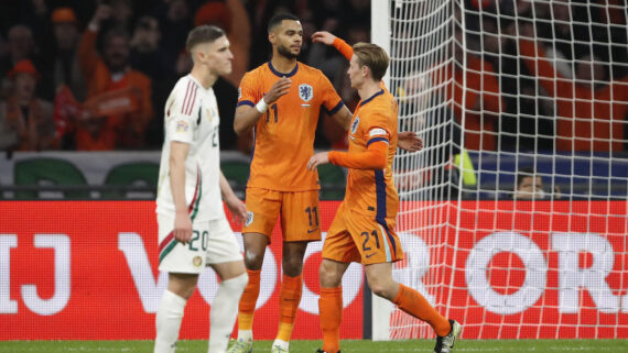 Jogadores da Holanda comemoraram a vitória sobre a Hungria (foto: Bart Stoutjesdijk / ANP / AFP)