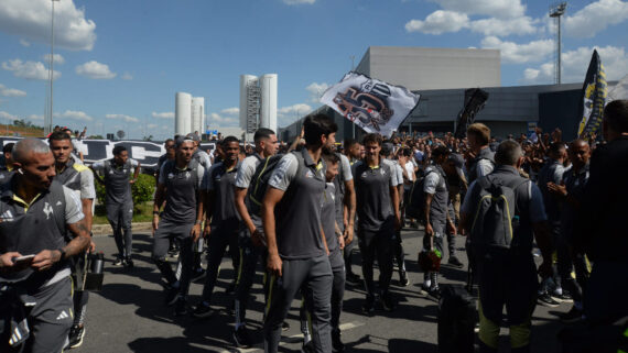 Jogadores do Atlético no aeroporto de Confins (foto: Tulio Santos/EM/D.A.Press)