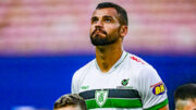 Lucão, zagueiro do América, em jogo pela Série B (foto: Mourão Panda/América)