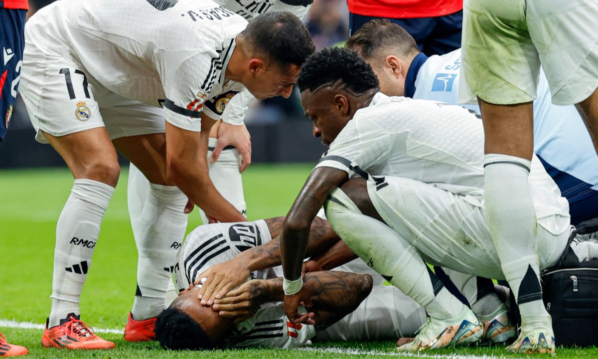 Éder Militão sofreu lesão grave neste sábado (foto: AFP)