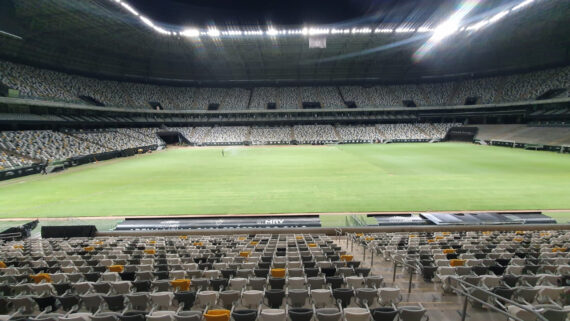 Gramado da Arena MRV na noite de domingo (3/11) (foto: Divulgação Atlético)