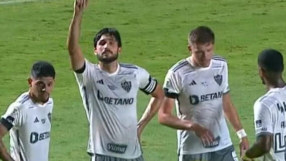 Igor Rabello ao lado de jogadores do Atlético (foto: Reprodução)