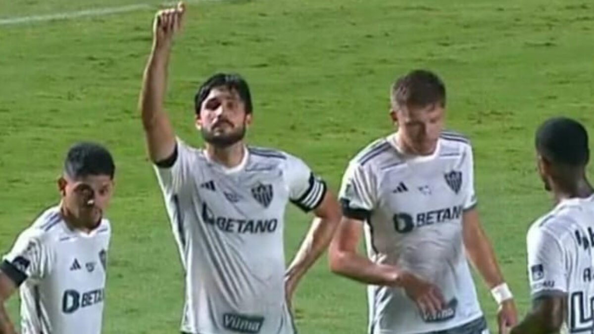 Igor Rabello ao lado de jogadores do Atlético (foto: Reprodução)