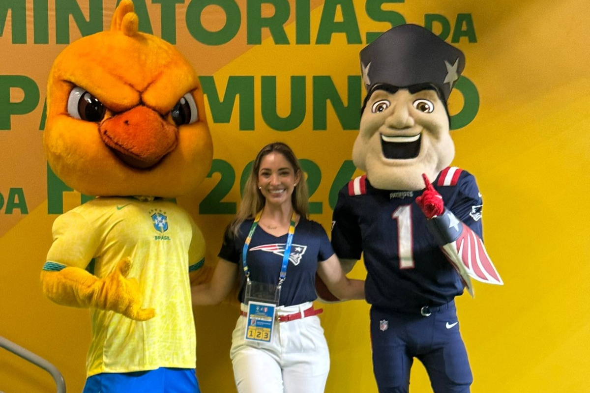 Lara Magalhães ao lado das mascotes dos Patriots e da Seleção Brasileira - (foto: Abimael Henrique)