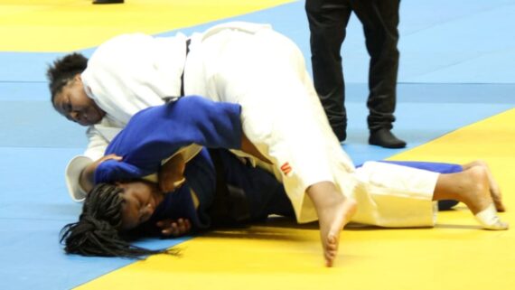 Bia Souza lutando em Belo Horizonte (foto: Jair Amaral/EM/DA.Press)