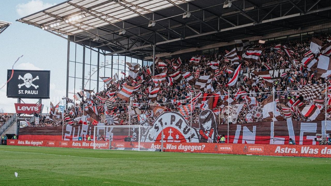 Torcida do St. Pauli em jogo da Bundesliga (foto: Reprodução Instagram)