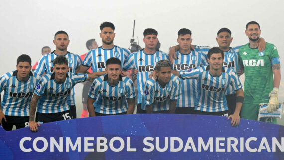 Elenco do Racing (foto: JUAN MABROMATA / AFP)