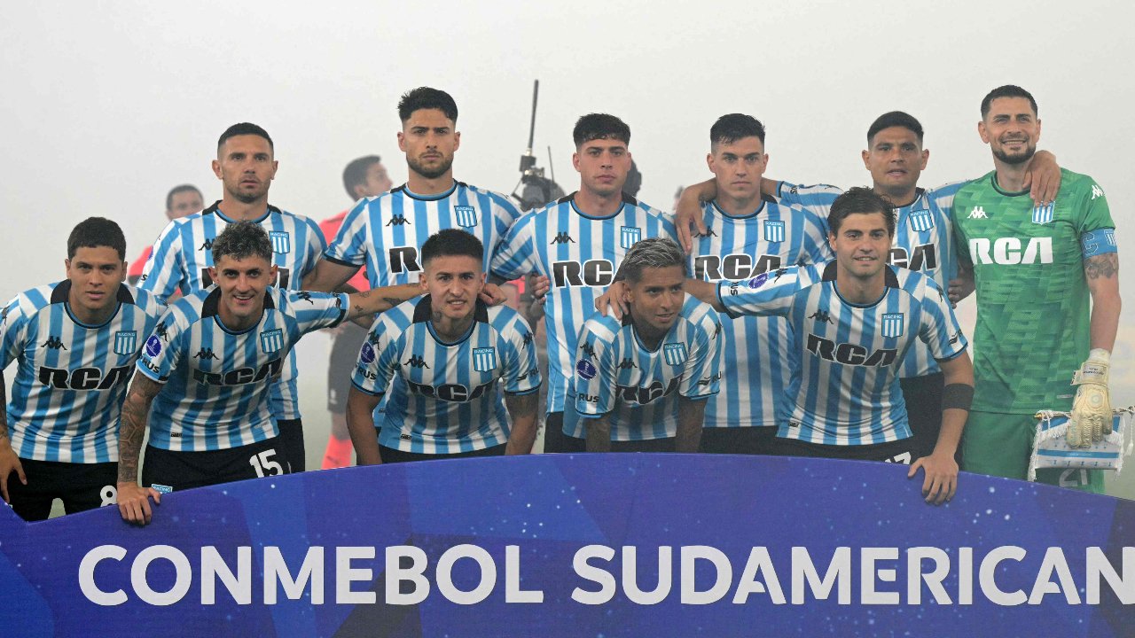 Elenco do Racing (foto: JUAN MABROMATA / AFP)