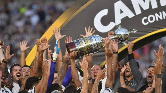 Botafogo erguendo taça da Libertadores (foto: Alexandre Guzanshe/EM/D.A Press)