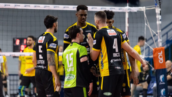 Jogadores do Praia Clube durante jogo da Superliga Masculina de Vôlei (foto: Bruno Cunha)