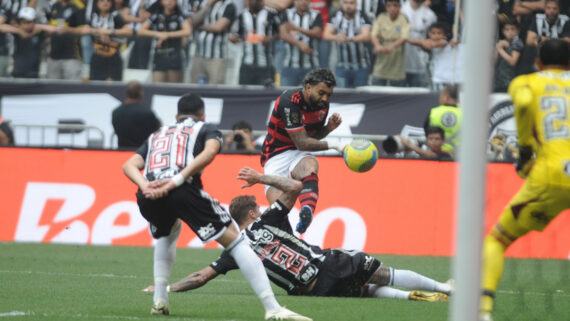 Gabigol em jogo entre Atlético e Flamengo (foto: Alexandre Guzanshe/EM DA Press)