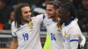 Jogadores da França em duelo com a Itália (foto: Isabella BONOTTO / AFP)