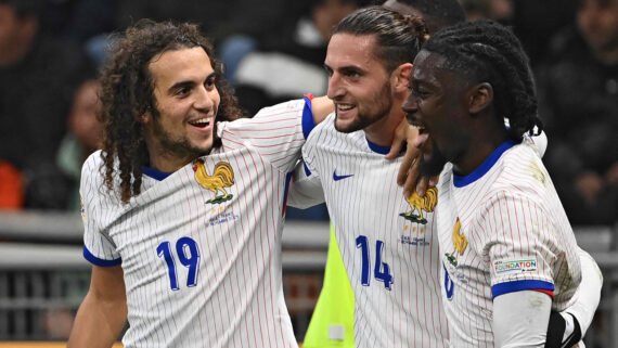 Jogadores da França em duelo com a Itália (foto: Isabella BONOTTO / AFP)