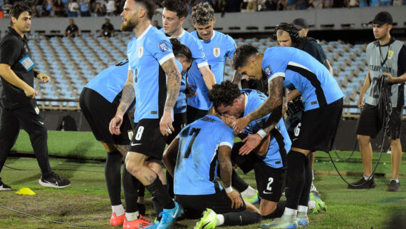 Jogadores do Uruguai comemoraram muito a vitória sobre a Colômbia (foto: Dante Fernandez / AFP)