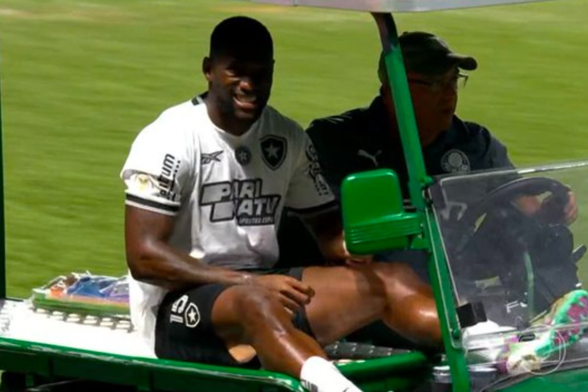 Bastos deixa gramado em jogo do Botafogo (foto: Reprodução)