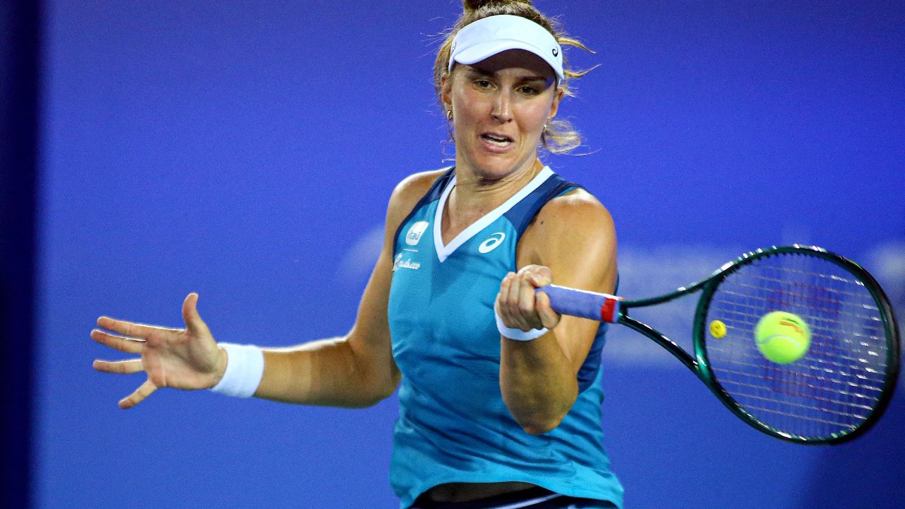 Bia Haddad Maia jogando tênis (foto: AFP)