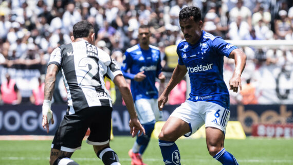 Kaiki e Matheuzinho em campo em Corinthians x Cruzeiro (foto: Gustavo Aleixo/Cruzeiro)