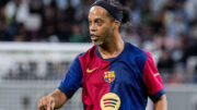 Ronaldinho Gaúcho em jogo de lendas do Barcelona contra o Real Madrid (foto: Divulgação / Barcelona )