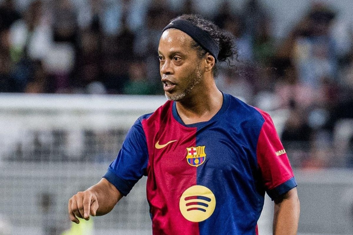 Ronaldinho Gaúcho em jogo de lendas do Barcelona contra o Real Madrid (foto: Divulgação / Barcelona)