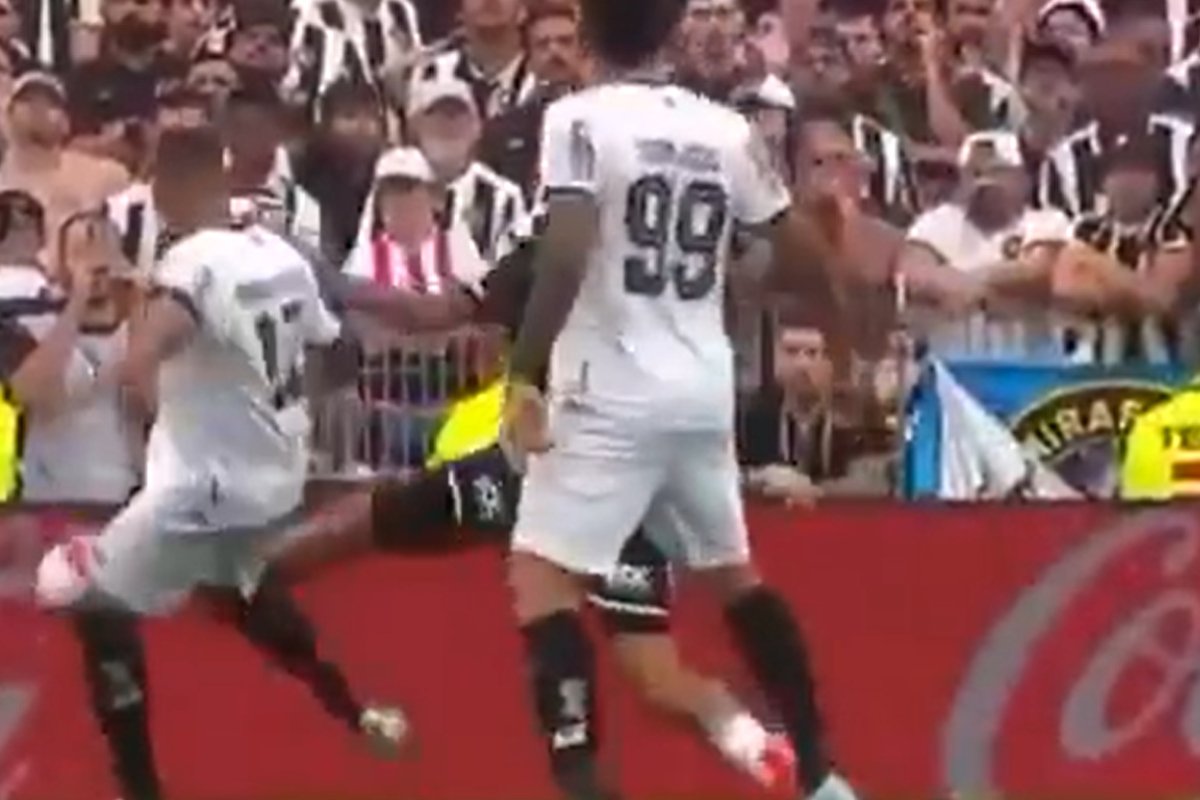 Lance envolvendo Marlon Freitas e Deyverson na final da Copa Libertadores (foto: Reprodução)