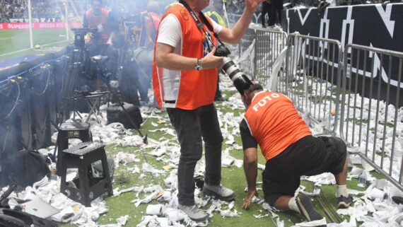 Fotógrafo foi atingido por bomba na Arena MRV (foto: Alexandre Guzanshe/EM/D.A Press)